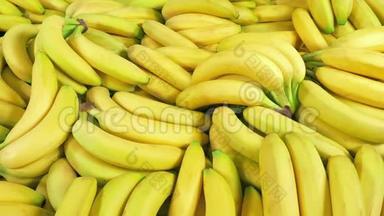 很多成熟的香蕉堆积在一起